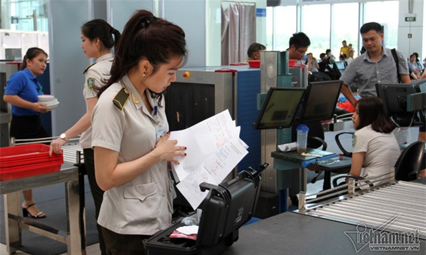 Mở tung nhà vệ sinh sân bay gọi khách ngủ quên - Ảnh 4.