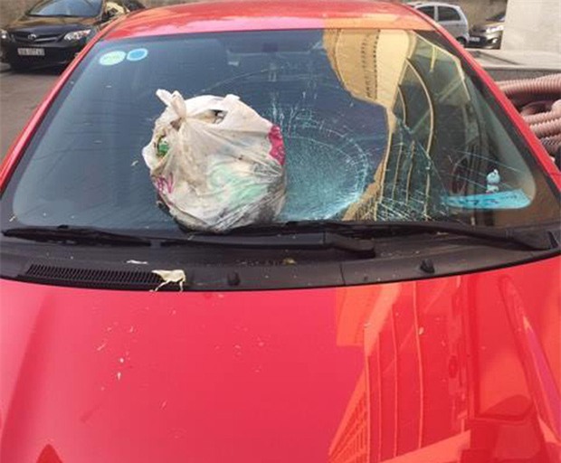 Hà Nội: Cư dân HH Linh Đàm lại hết hồn khi chiếc cốc thủy tinh rơi xuống, suýt trúng đầu 2 mẹ con - Ảnh 13.