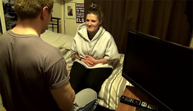 Bạn trai quỳ xuống cầu hôn, cô gái bật khóc cảm động rồi bỗng dưng la hét dữ dội khi mở hộp nhẫn - Ảnh 4.