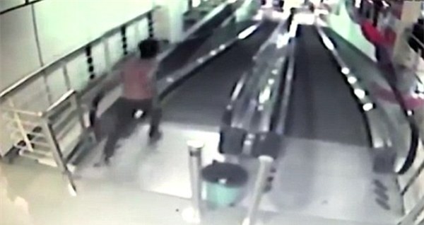 Cha mẹ bất cẩn, con trai nhỏ lái xe lắc lao thẳng từ thang cuốn xuống đất - Ảnh 3.