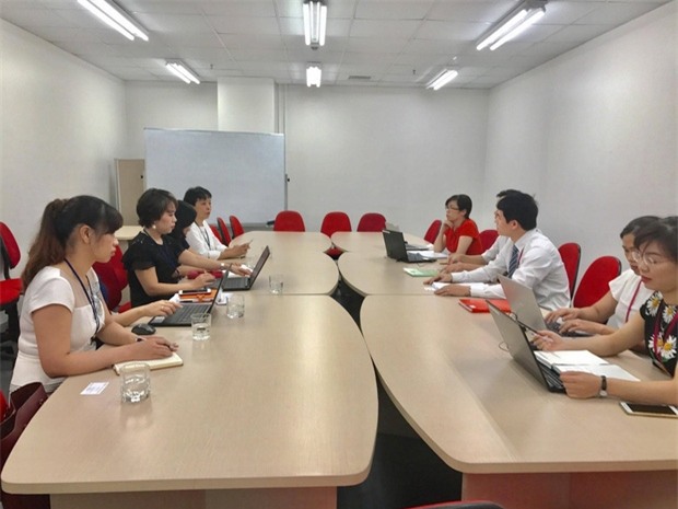 Phụ huynh kinh hãi khi chứng kiến “ổ mủ” chảy ra từ miếng thịt lợn cung cấp vào bếp ăn trường học - Ảnh 4.