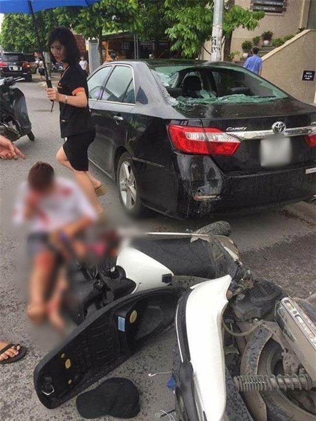 Hà Nội: Bị chảy nhiều máu do văng vào kính chắn gió, nam thanh niên đi SH vẫn cố ôm chó cưng của mình - Ảnh 1.