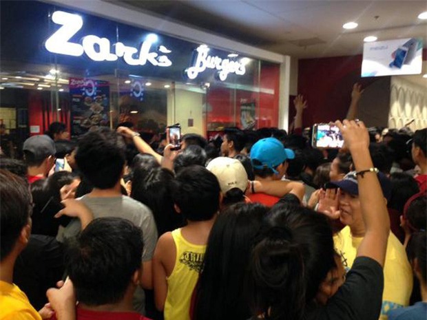 Video: Hàng trăm người chen lấn mua bánh kẹp giá sốc tại Philippines - Ảnh 2.