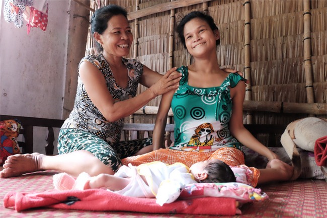 Nhìn cách người mẹ điên chăm sóc con gái sơ sinh 15 ngày tuổi ai cũng xúc động vì tình mẫu tử - Ảnh 10.