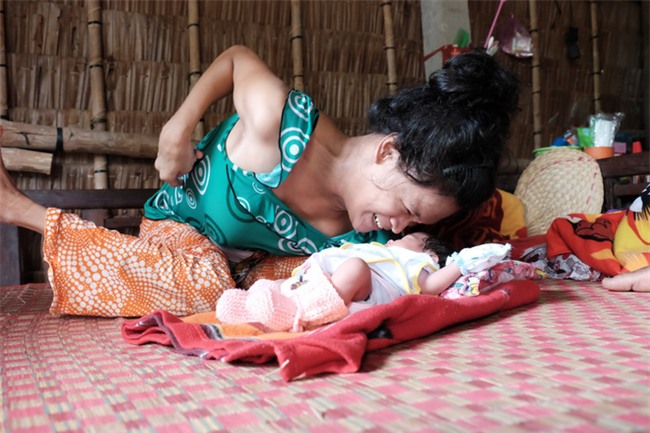 Nhìn cách người mẹ điên chăm sóc con gái sơ sinh 15 ngày tuổi ai cũng xúc động vì tình mẫu tử - Ảnh 11.