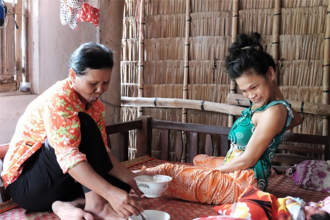 Nhìn cách người mẹ điên chăm sóc con gái sơ sinh 15 ngày tuổi ai cũng xúc động vì tình mẫu tử - Ảnh 13.