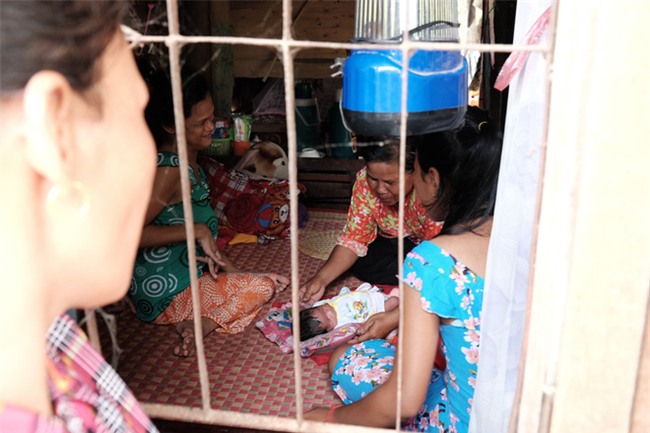 Nhìn cách người mẹ điên chăm sóc con gái sơ sinh 15 ngày tuổi ai cũng xúc động vì tình mẫu tử - Ảnh 14.