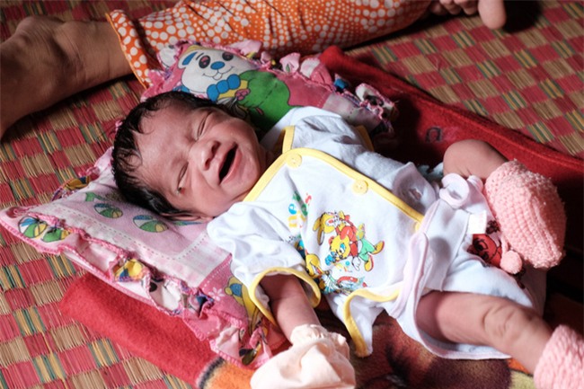 Nhìn cách người mẹ điên chăm sóc con gái sơ sinh 15 ngày tuổi ai cũng xúc động vì tình mẫu tử - Ảnh 15.