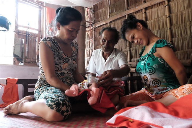 Nhìn cách người mẹ điên chăm sóc con gái sơ sinh 15 ngày tuổi ai cũng xúc động vì tình mẫu tử - Ảnh 16.