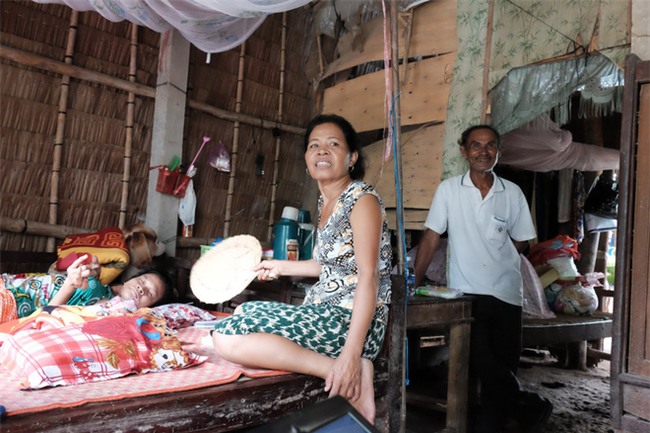 Nhìn cách người mẹ điên chăm sóc con gái sơ sinh 15 ngày tuổi ai cũng xúc động vì tình mẫu tử - Ảnh 2.