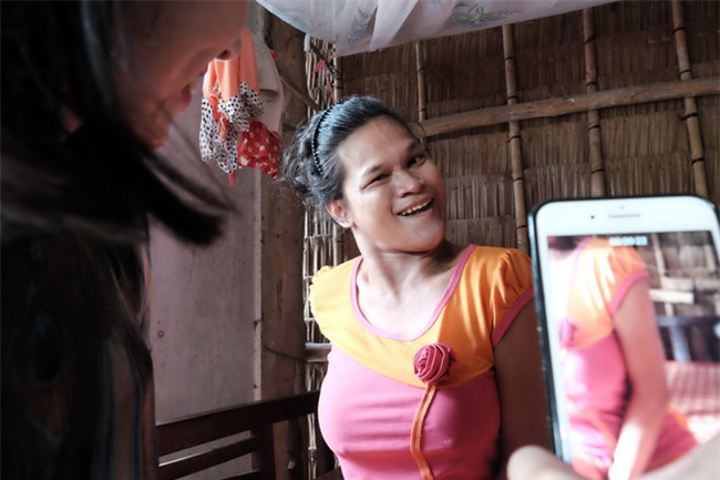 Nhìn cách người mẹ điên chăm sóc con gái sơ sinh 15 ngày tuổi ai cũng xúc động vì tình mẫu tử - Ảnh 3.