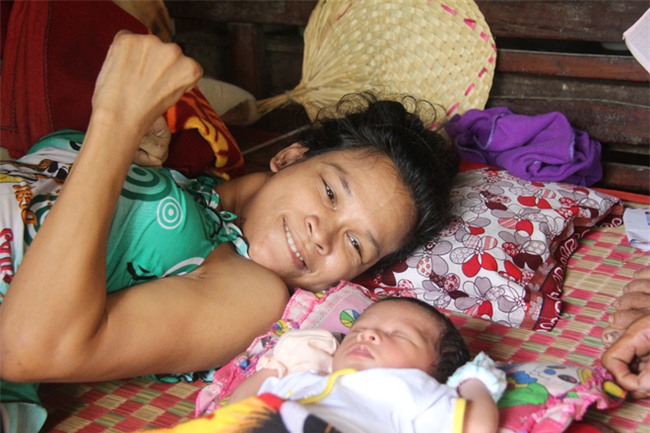 Nhìn cách người mẹ điên chăm sóc con gái sơ sinh 15 ngày tuổi ai cũng xúc động vì tình mẫu tử - Ảnh 4.