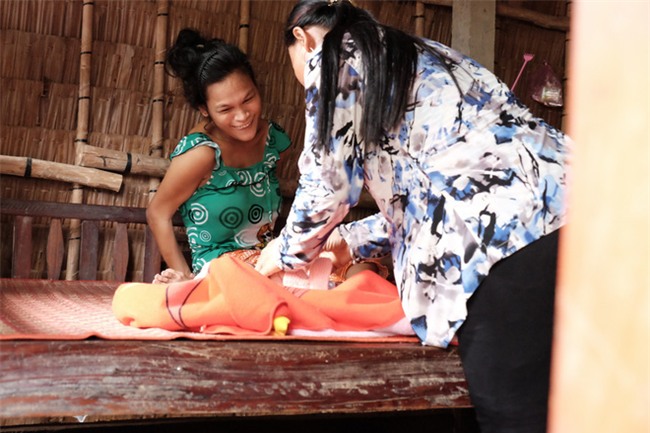 Nhìn cách người mẹ điên chăm sóc con gái sơ sinh 15 ngày tuổi ai cũng xúc động vì tình mẫu tử - Ảnh 5.