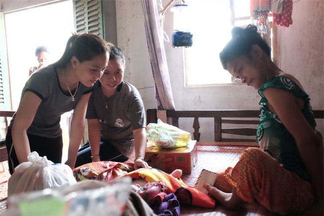 Nhìn cách người mẹ điên chăm sóc con gái sơ sinh 15 ngày tuổi ai cũng xúc động vì tình mẫu tử - Ảnh 6.