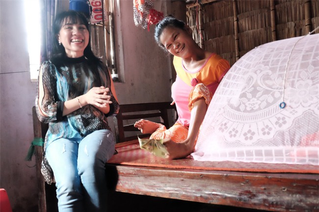 Nhìn cách người mẹ điên chăm sóc con gái sơ sinh 15 ngày tuổi ai cũng xúc động vì tình mẫu tử - Ảnh 8.