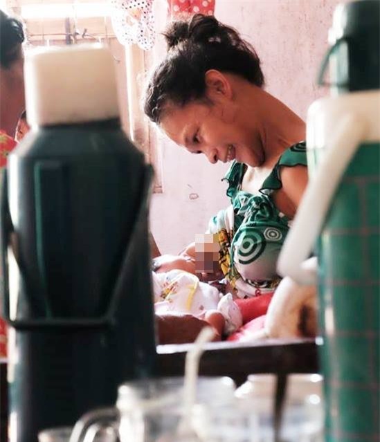 Nhìn cách người mẹ điên chăm sóc con gái sơ sinh 15 ngày tuổi ai cũng xúc động vì tình mẫu tử - Ảnh 9.