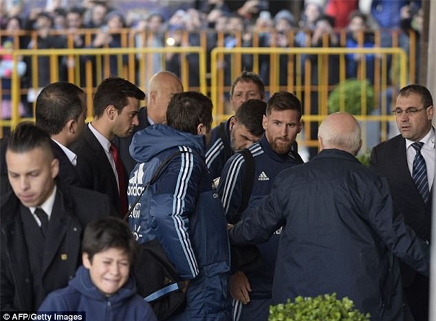 Bị lôi đi và bật khóc khi cố gặp Messi, cậu bé ngay lập tức nhận được món quà đặc biệt - Ảnh 1.