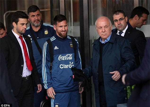 Bị lôi đi và bật khóc khi cố gặp Messi, cậu bé ngay lập tức nhận được món quà đặc biệt - Ảnh 2.