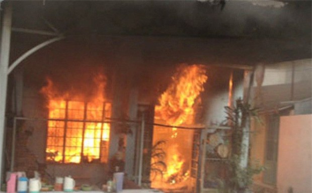 Châm lửa đốt con gái riêng của vợ đến tử vong - Ảnh 1.