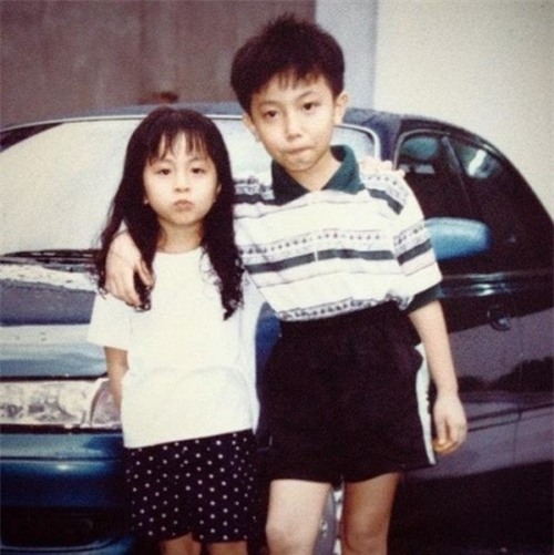 Hình ảnh hiếm hoi của Gil Lê (bên trái) khi còn bé. - Tin sao Viet - Tin tuc sao Viet - Scandal sao Viet - Tin tuc cua Sao - Tin cua Sao