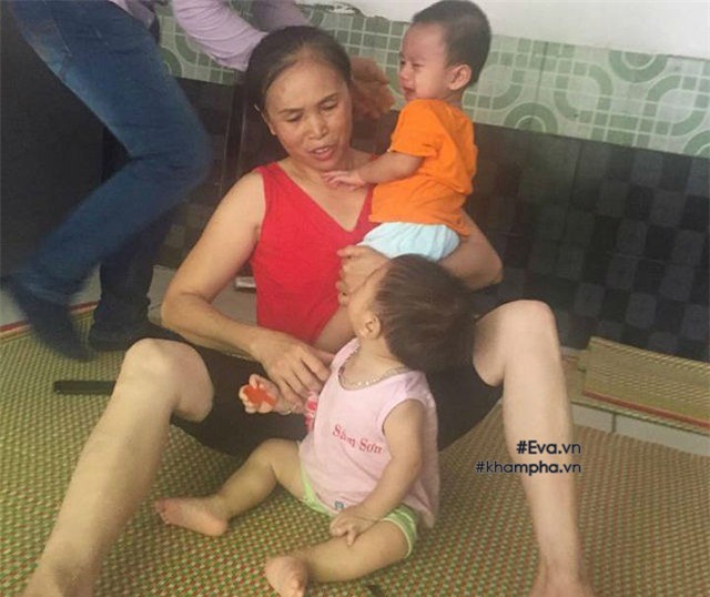 me bo roi con trai 1 tuoi duoi gam xe: be khoe manh nhung khoc nho me nhieu - 1