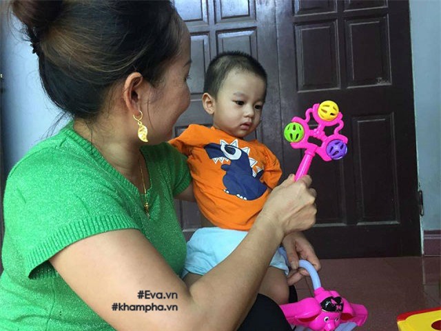 me bo roi con trai 1 tuoi duoi gam xe: be khoe manh nhung khoc nho me nhieu - 3