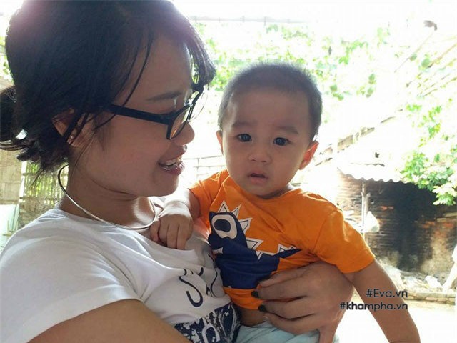 me bo roi con trai 1 tuoi duoi gam xe: be khoe manh nhung khoc nho me nhieu - 4