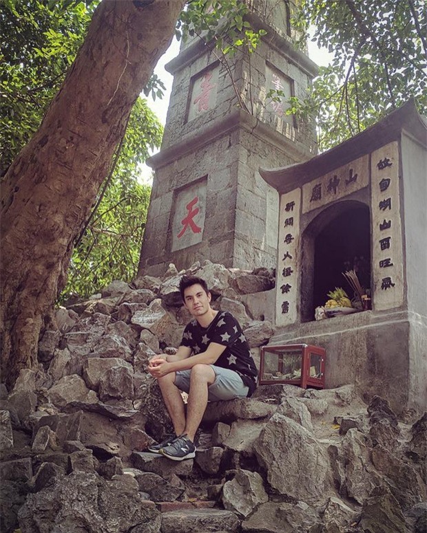 Cư dân mạng Việt Nam lên tiếng vì Sam Tsui up ảnh ngồi quay lưng vào bàn thờ ở Tháp Bút - Ảnh 1.