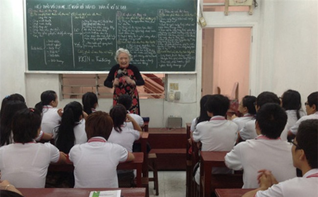 Tiết học khiến hàng triệu người xem rơi nước mắt của cô giáo ngoài 80 tuổi