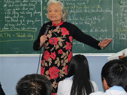 Tiết học khiến hàng triệu người xem rơi nước mắt của cô giáo ngoài 80 tuổi - Ảnh 2.