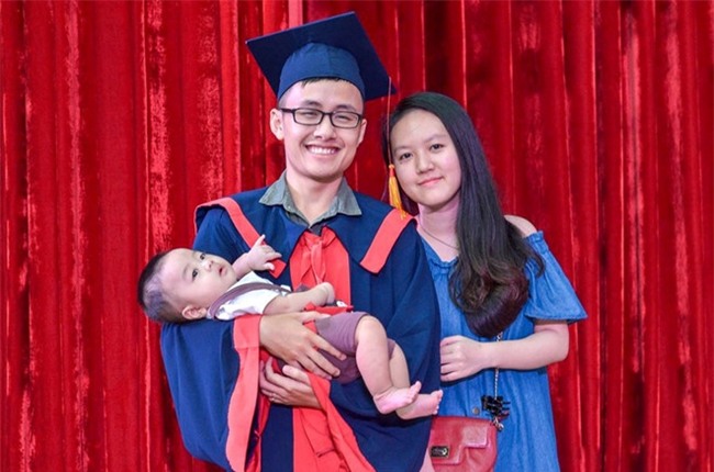 Nam sinh Bach khoa nhan bang tot nghiep loai gioi ben vo va con trai hinh anh 1