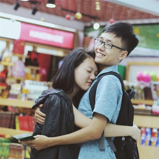 Nam sinh Bach khoa nhan bang tot nghiep loai gioi ben vo va con trai hinh anh 5