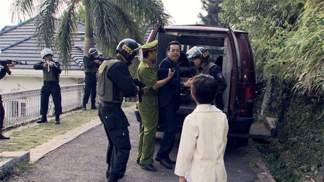 Tập cuối Người phán xử: Cảnh công an gạt tay cháu nội Phan Quân gây tranh luận dữ dội - Ảnh 3.