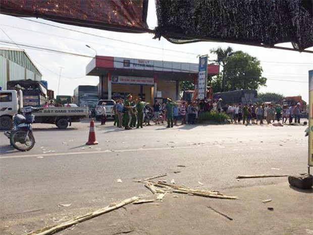 Hưng Yên: Bị cuốn vào gầm xe tải sau va chạm cực mạnh, 2 cô gái 14 tuổi tử vong tại chỗ - Ảnh 1.