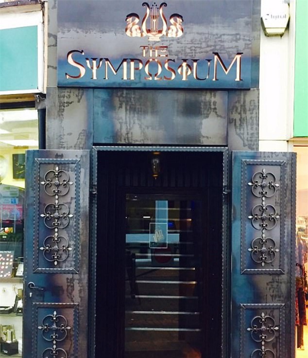 Rooney nap sau ghe xe hoi khi roi don canh sat hinh anh 5