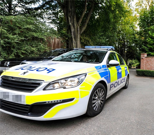 Rooney nap sau ghe xe hoi khi roi don canh sat hinh anh 6