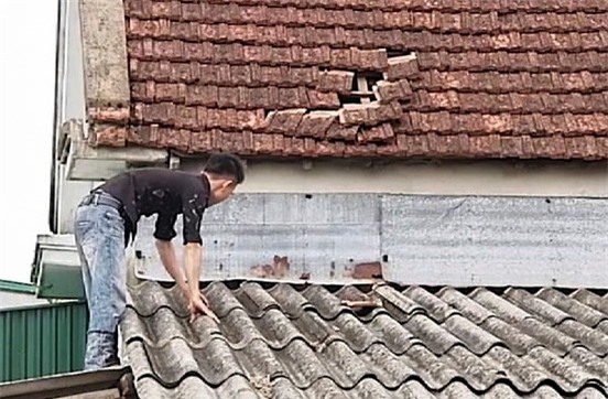 Ngoi nha dan bi ‘thoi bay’ nghi do may bay ha canh hinh anh 1