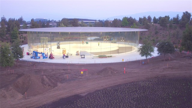 Với vị trí tại trung tâm của tàu vũ trụ (tên gọi quen thuộc của Apple Campus), rạp hát Steve Jobs có sức chứa dự kiến khoảng 1.000 người, và có kiến trúc giống như một khán đài.