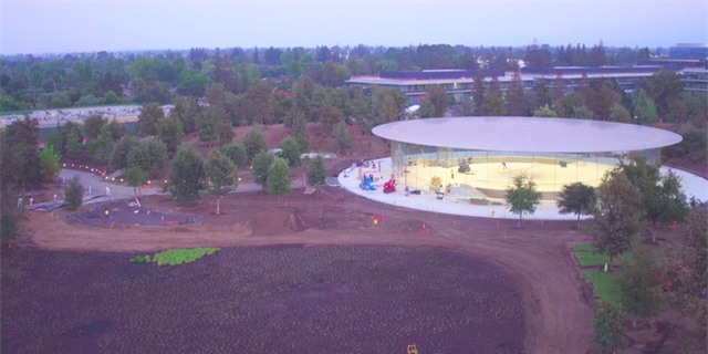 Dù sở hữu kích thước khá nhỏ nhưng công trình vẫn đặc biệt thu hút sự chú ý. Rạp hát nằm trên một ngọn đồi, tại vùng đất cao hơn so với phần còn lại. Nó giống như ông ấy vậy, Tim Cook cho biết, ám chỉ huyền thoại Steve Jobs.