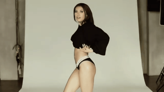 Ngay cả những người đẹp có vòng 3 nóng bỏng nhất cũng chưa chắc so bì được với Angela Phương Trinh - Ảnh 17.