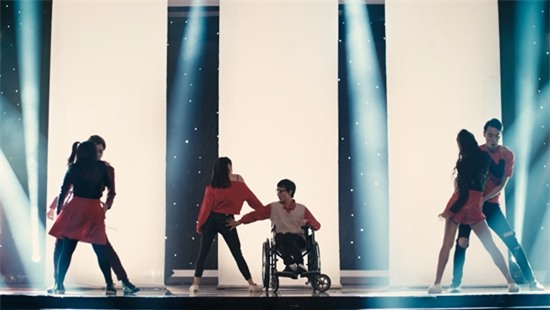 Vừa hôn Rocker Nguyễn, Angela Phương Trinh lại lên giường với Hữu Vi trong tập 2 Glee-5