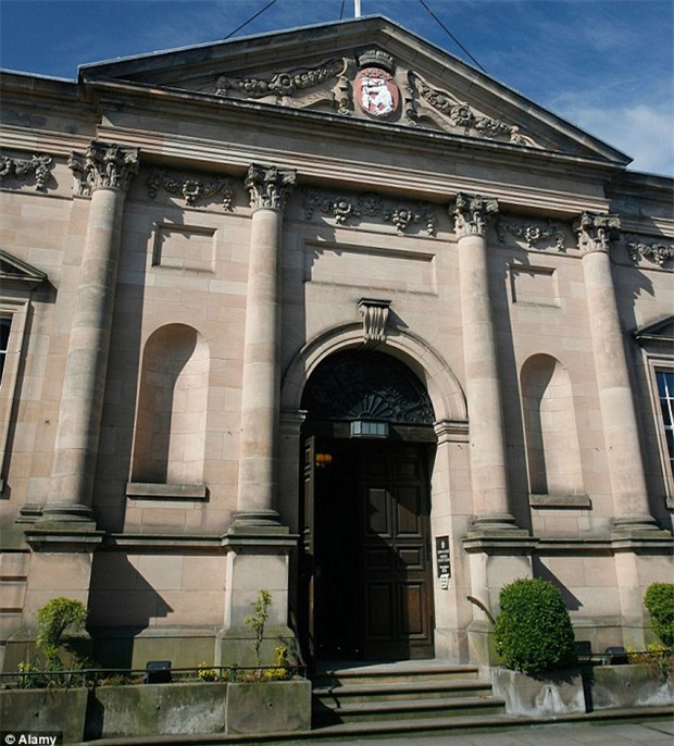 Đánh cắp ví của chàng trai trên đường, nhưng khi vừa nhìn vào bên trong, kẻ cắp liền đi nhanh tới đồn cảnh sát - Ảnh 3.