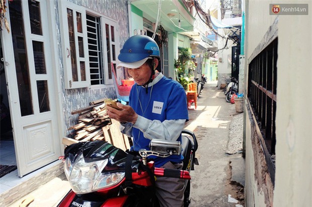 Câu chuyện cảm động của thầy giáo đơn thân chạy xe ôm nuôi 2 cô con gái ăn học ở Sài Gòn - Ảnh 2.