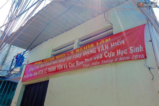 Câu chuyện cảm động của thầy giáo đơn thân chạy xe ôm nuôi 2 cô con gái ăn học ở Sài Gòn - Ảnh 6.