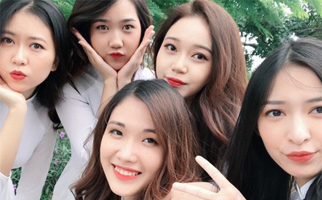 Tấm ảnh 5 cô bạn xinh đẹp, cùng mặc đồng phục Kinh tế quốc dân hot nhất hôm nay!