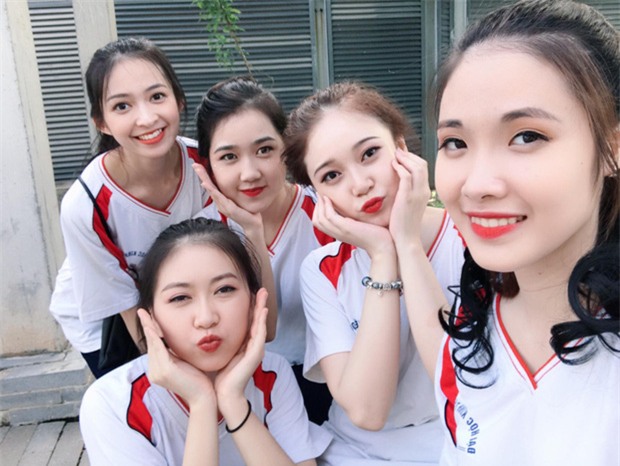 Tấm ảnh 5 cô bạn xinh đẹp, cùng mặc đồng phục Kinh tế quốc dân hot nhất hôm nay! - Ảnh 1.