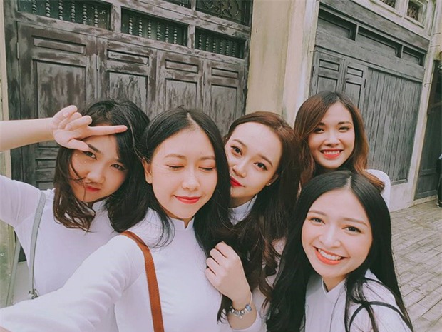 Tấm ảnh 5 cô bạn xinh đẹp, cùng mặc đồng phục Kinh tế quốc dân hot nhất hôm nay! - Ảnh 4.