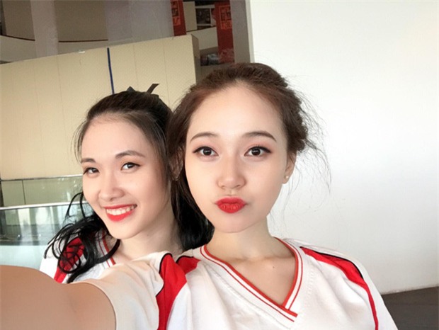 Tấm ảnh 5 cô bạn xinh đẹp, cùng mặc đồng phục Kinh tế quốc dân hot nhất hôm nay! - Ảnh 6.