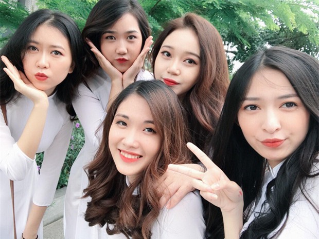 Tấm ảnh 5 cô bạn xinh đẹp, cùng mặc đồng phục Kinh tế quốc dân hot nhất hôm nay! - Ảnh 7.