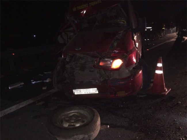 3 xe khách tông nhau kinh hoàng trên cao tốc,11 người bị thương - 2